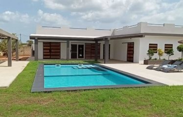 Nguérigne – Villa contemporaine plain-pied 5 chambres avec piscine à louer.BV484.