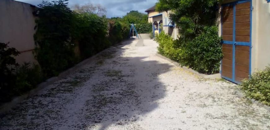 WARANG : Villa à vendre 3 chambres + 4 éléments locatifs