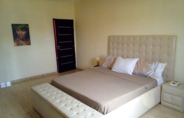 Saly – saly carrefour – villa 5 chambres Titre Foncier avec piscine à vendre.