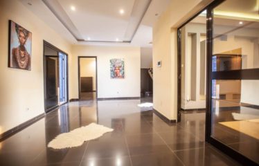 Saly – saly carrefour – villa 5 chambres Titre Foncier avec piscine à vendre.