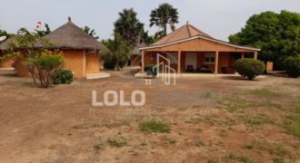 Saly – Lot de 5 bungalows et une case privative sur un terrain de 1 904 m2 à vendre.