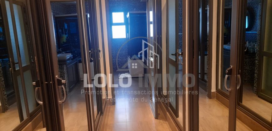 NGUERIGNE/Sinthiane : Villa contemporaine plain pied avec piscine à vendre