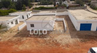 Ndangane – Ensemble de 5 villas et une salle polyvalente à aménager proche lagune à vendre