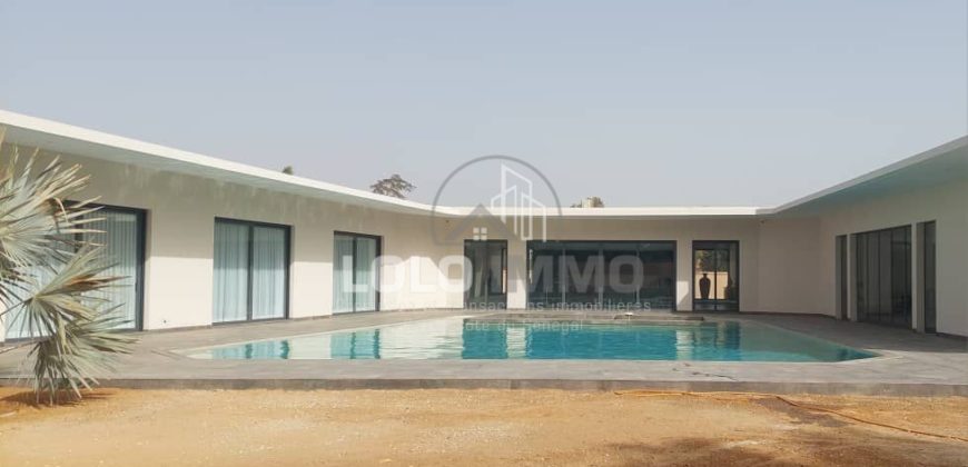 Nguérigne – Villa haut standing 5 chambres avec piscine à vendre.