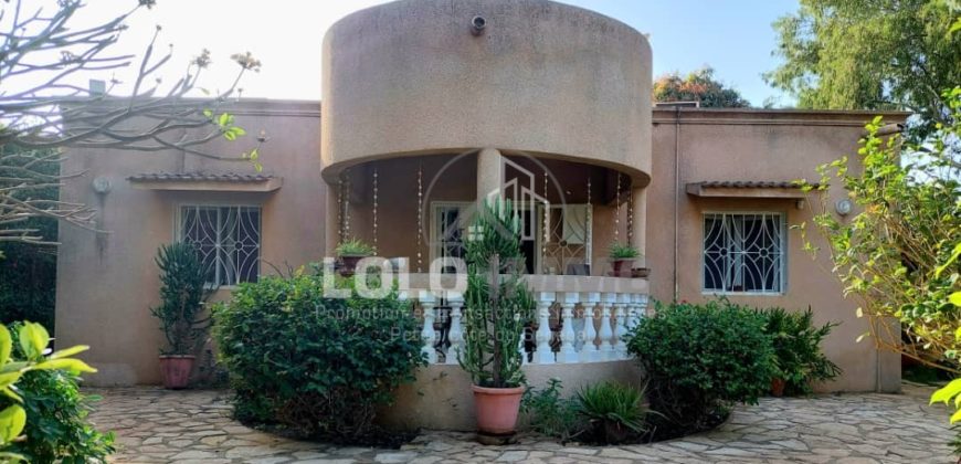 Ngaparou – Villa paisible au coeur d’un joyau arboré avec piscine à vendre