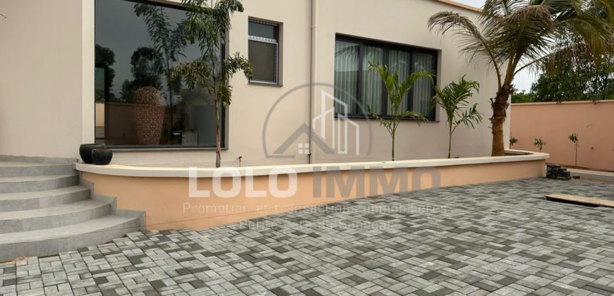 Nguérigne – Villa haut standing 5 chambres avec piscine à vendre.