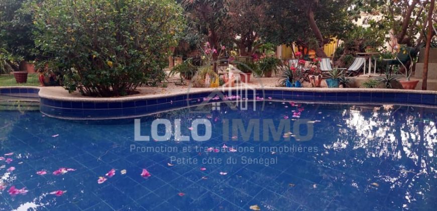 Ngaparou – Villa paisible au coeur d’un joyau arboré avec piscine à vendre