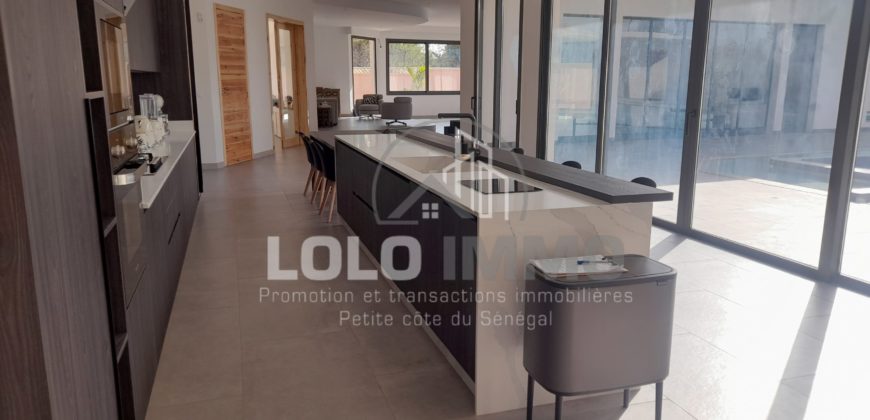 Nguérigne – Villa haut standing 5 chambres avec piscine à vendre.