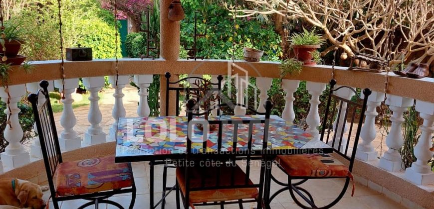 Ngaparou – Villa paisible au coeur d’un joyau arboré avec piscine à vendre
