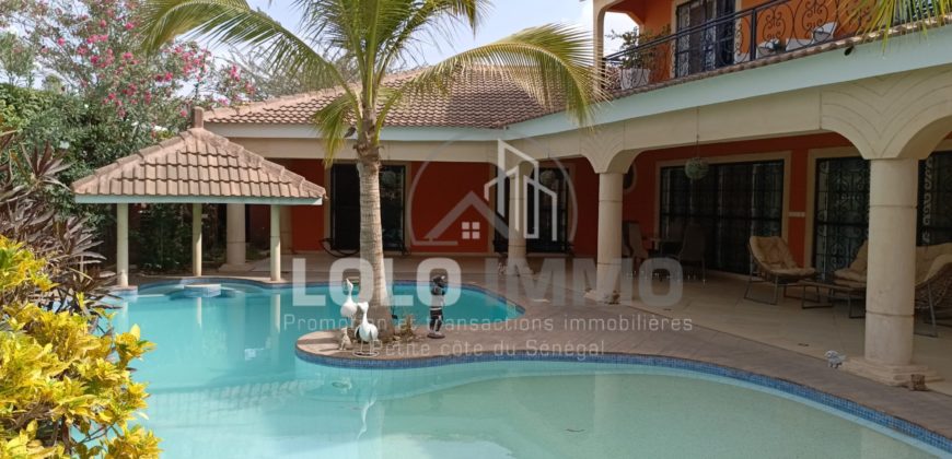 Saly – Belle villa de 4 Chambres avec piscine en mini résidence en BAIL