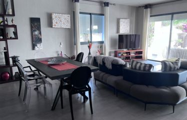 Ngaparou -Villa 8 chambres pieds dans l’eau  de 8 chambres avec piscine à vendre