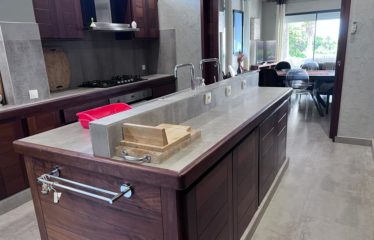 Ngaparou -Villa 8 chambres pieds dans l’eau  de 8 chambres avec piscine à vendre