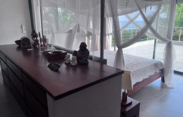 Ngaparou -Villa 8 chambres pieds dans l’eau  de 8 chambres avec piscine à vendre