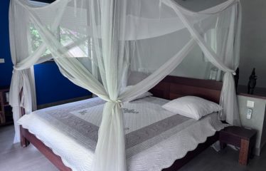 Ngaparou -Villa 8 chambres pieds dans l’eau  de 8 chambres avec piscine à vendre