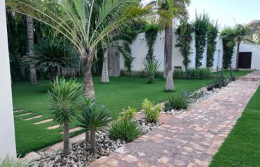 Ngaparou -Villa 8 chambres pieds dans l’eau  de 8 chambres avec piscine à vendre