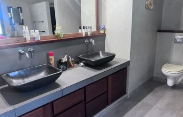 Ngaparou -Villa 8 chambres pieds dans l’eau  de 8 chambres avec piscine à vendre