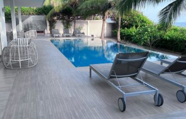 Ngaparou -Villa 8 chambres pieds dans l’eau  de 8 chambres avec piscine à vendre