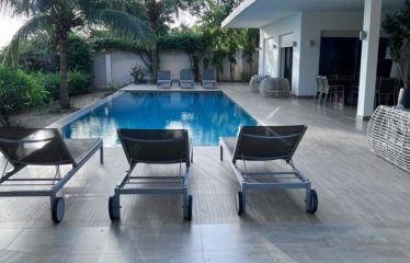 Ngaparou -Villa 8 chambres pieds dans l’eau  de 8 chambres avec piscine à vendre