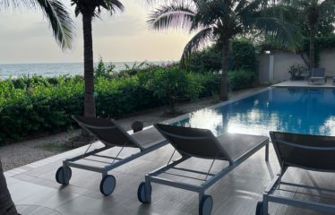 Ngaparou -Villa 8 chambres pieds dans l’eau  de 8 chambres avec piscine à vendre