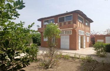 Mbodiene – Villa et sa dépendance sur une parcelle de 1600m2 à vendre.