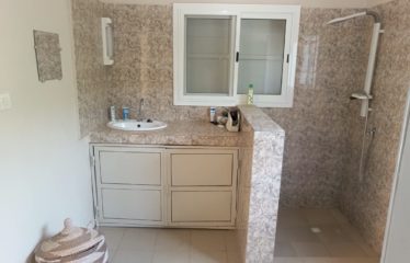 Mbodiene – Villa et sa dépendance sur une parcelle de 1600m2 à vendre.