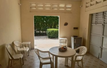 Mbodiene – Villa et sa dépendance sur une parcelle de 1600m2 à vendre.