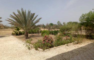 Mbodiene – Villa et sa dépendance sur une parcelle de 1600m2 à vendre.