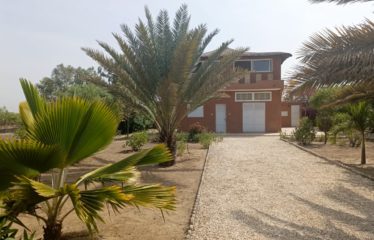 Mbodiene – Villa et sa dépendance sur une parcelle de 1600m2 à vendre.