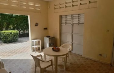 Mbodiene – Villa et sa dépendance sur une parcelle de 1600m2 à vendre.