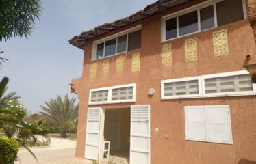 Mbodiene – Villa et sa dépendance sur une parcelle de 1600m2 à vendre.