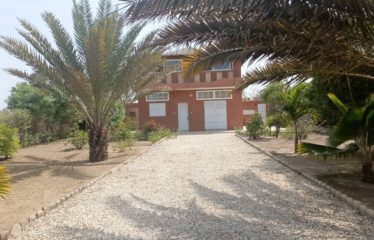 Mbodiene – Villa et sa dépendance sur une parcelle de 1600m2 à vendre.