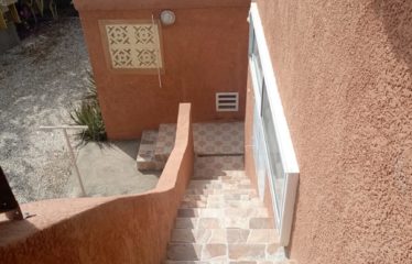 Mbodiene – Villa et sa dépendance sur une parcelle de 1600m2 à vendre.