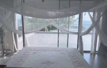 Ngaparou -Villa 8 chambres pieds dans l’eau  de 8 chambres avec piscine à vendre