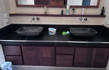 Ngaparou -Villa 8 chambres pieds dans l’eau  de 8 chambres avec piscine à vendre