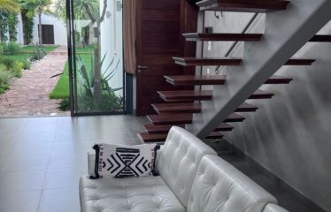 Ngaparou -Villa 8 chambres pieds dans l’eau  de 8 chambres avec piscine à vendre