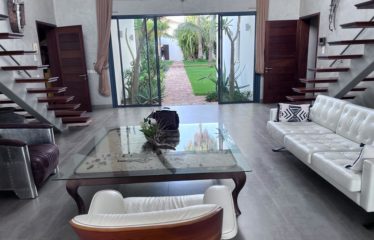 Ngaparou -Villa 8 chambres pieds dans l’eau  de 8 chambres avec piscine à vendre