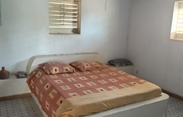 Mbodiene – Villa et sa dépendance sur une parcelle de 1600m2 à vendre.