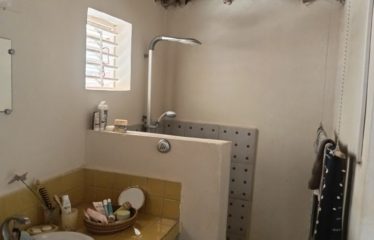 Mbodiene – Villa et sa dépendance sur une parcelle de 1600m2 à vendre.