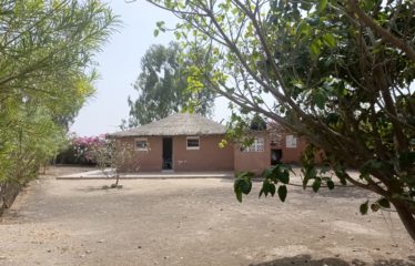 Mbodiene – Villa et sa dépendance sur une parcelle de 1600m2 à vendre.