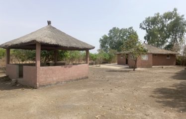 Mbodiene – Villa et sa dépendance sur une parcelle de 1600m2 à vendre.
