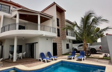 Ngaparou – Villa r+2 avec piscine – 4 chambres et son salon marocain à louer.BV 449.