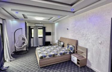 Ngaparou – villa R+2  avec piscine – 4 chambres en Bail à vendre.BV448.