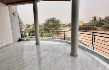 Ngaparou – Villa r+2 avec piscine – 4 chambres et son salon marocain à louer.BV 449.