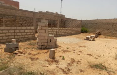 Ngaparou – Terrain avec début de construction à vendre. BT281.
