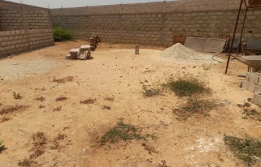 Ngaparou – Terrain avec début de construction à vendre. BT281.