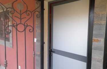 Ngaparou – Chambre meublée dans résidence privée à louer (location longue durée).BV440.