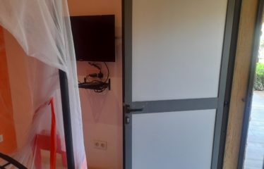 Ngaparou – Chambre meublée dans résidence privée à louer (location longue durée).BV440.