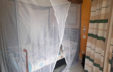 Ngaparou – Chambre meublée dans résidence privée à louer (location longue durée).BV440.