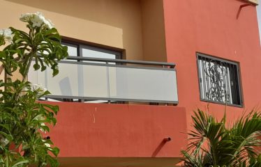 Ngaparou – Appartement T1 meublé dans résidence privée à louer (location longue durée).BV441.