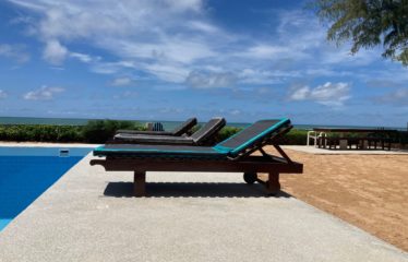 Somone – Villa pieds dans l’eau 6 chambres avec piscine à vendre.BV454.